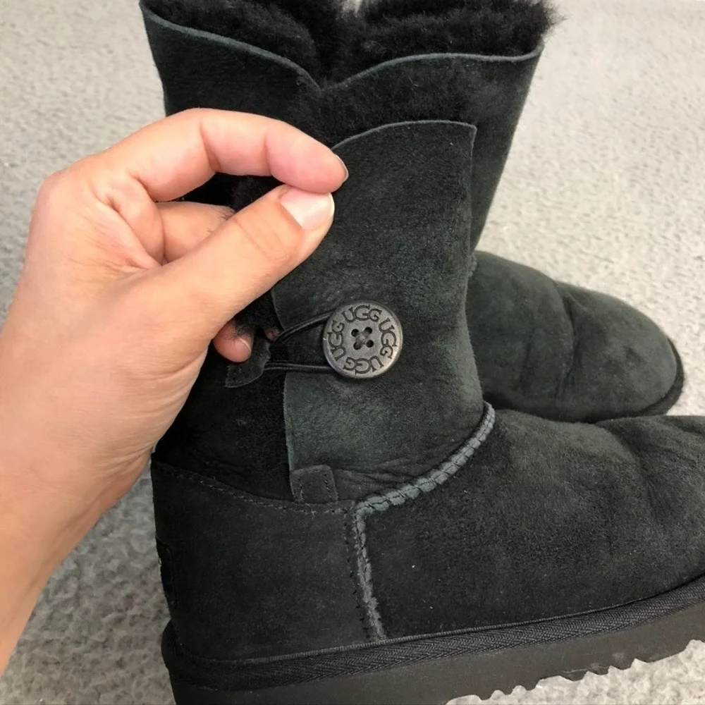 Ugg Bailey Button‎ II Boots Girls 2 Black Suede Shearling Lined Pull On Winter